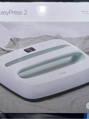 Cricut EasyPress 2 Heat Press in White with Mint Accents